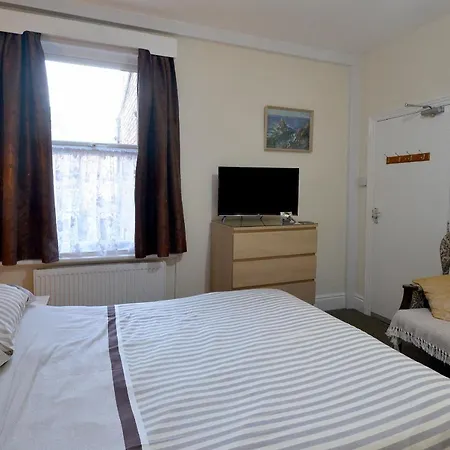 招待所 Brightwater Family For Up To 3 People With Shared Facilities 斯卡伯勒